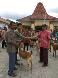 Masyarakat Berbondong-Bondong Menuju Balai Desa Karangasem