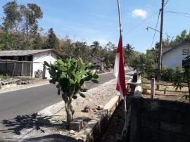 Masyarakat Kibarkan Bendera Setengah Tiang